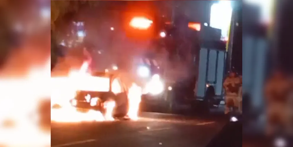  Incêndio destrói veículo em Uvaranas