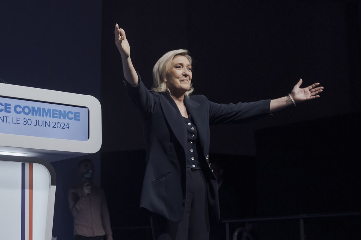Direita vence 1º turno das eleições na França