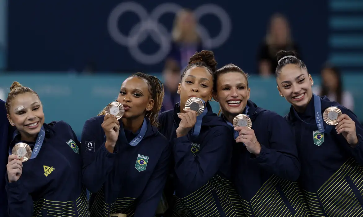 Equipe feminina de ginástica artística conquista bronze em Paris