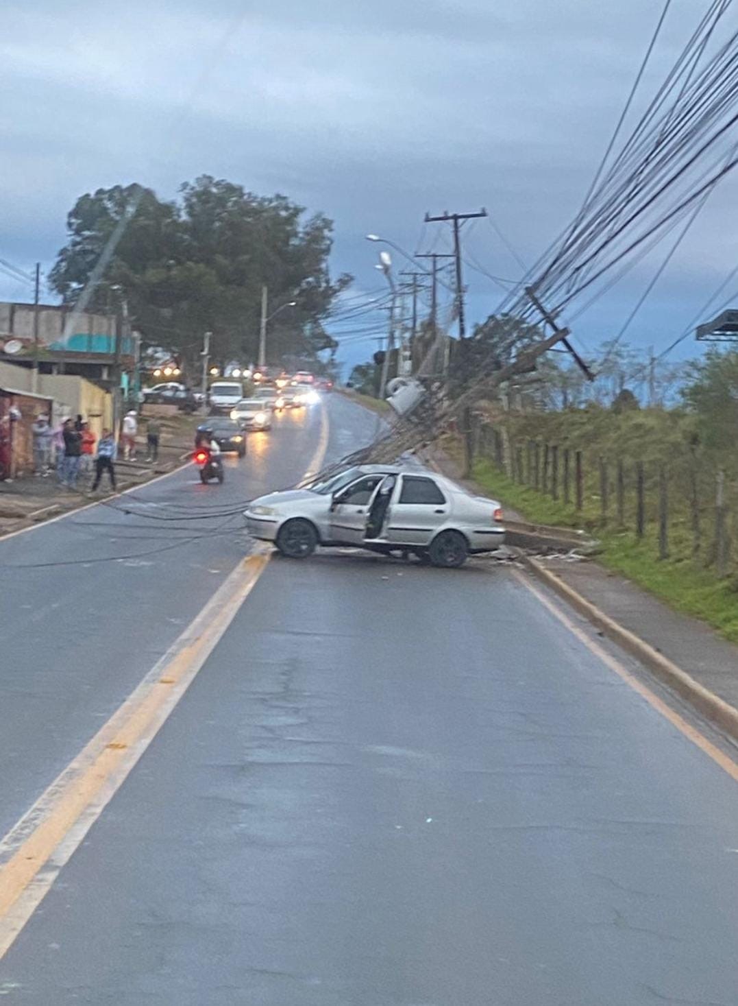 Vítima de acidente que terminou com poste derrubado em PG sofreu ferimentos leves