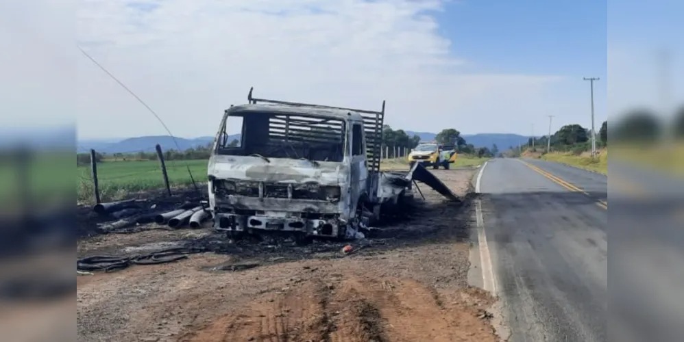 Caminhão pega fogo entre Castro e Tibagi