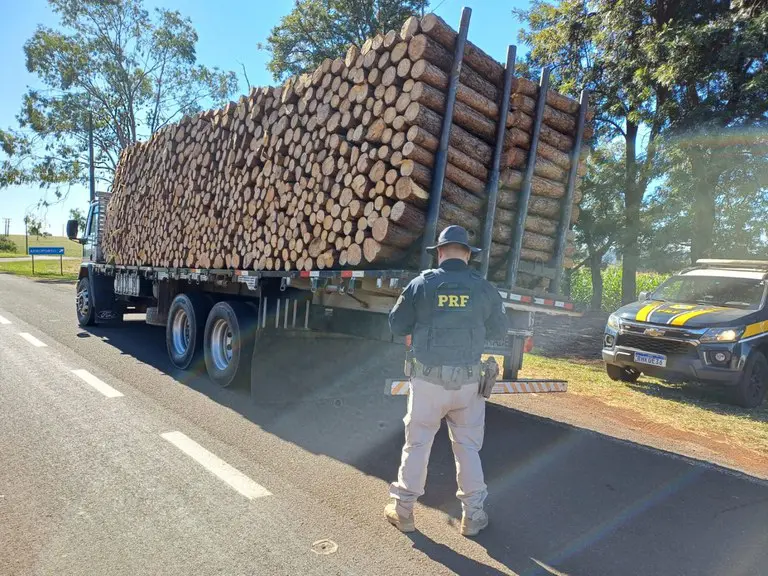 PERIGO: Caminhão é flagrado transportando madeira sem amarração