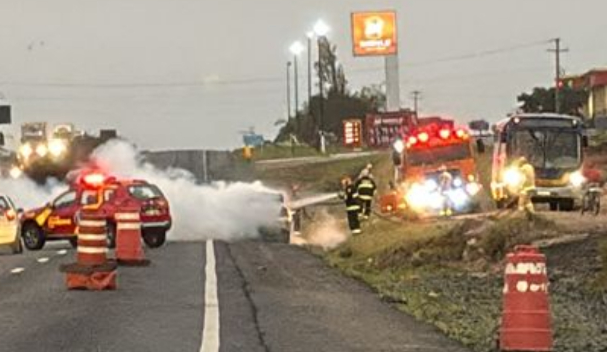 Incêndio em veículo deixa trânsito lento na ‘151’ em Carambeí