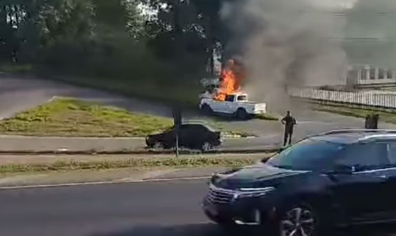 Vídeo: Caminhonete pega fogo em Ponta Grossa