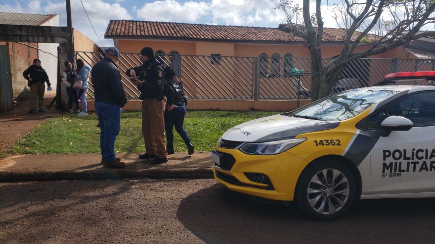 Amiga encontra homem morto dentro de casa