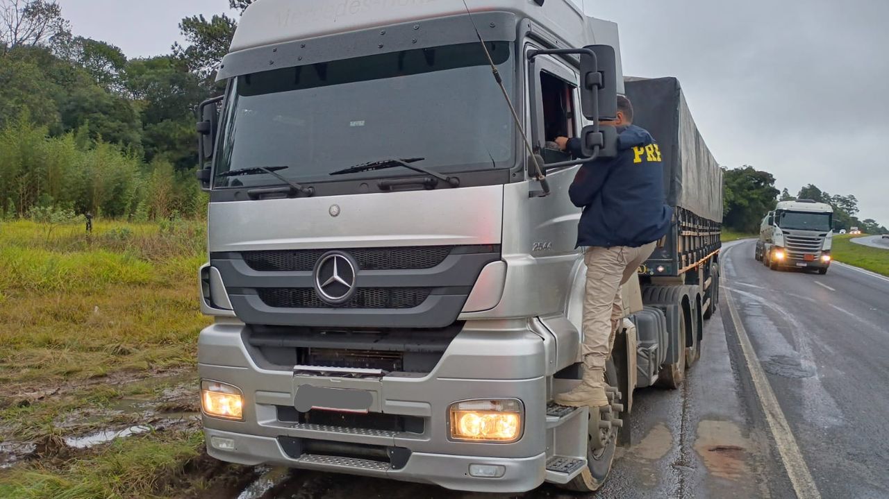 Populares encontram motorista em óbito após visualizarem corpo apoiado no volante do caminhão em rodovia de PG