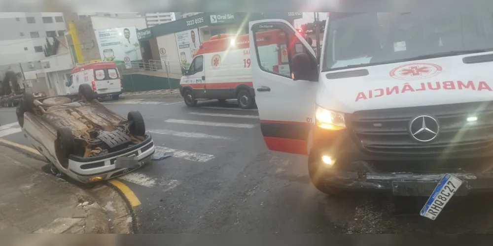 Acidente entre ambulância e carro deixa seis feridos em PG