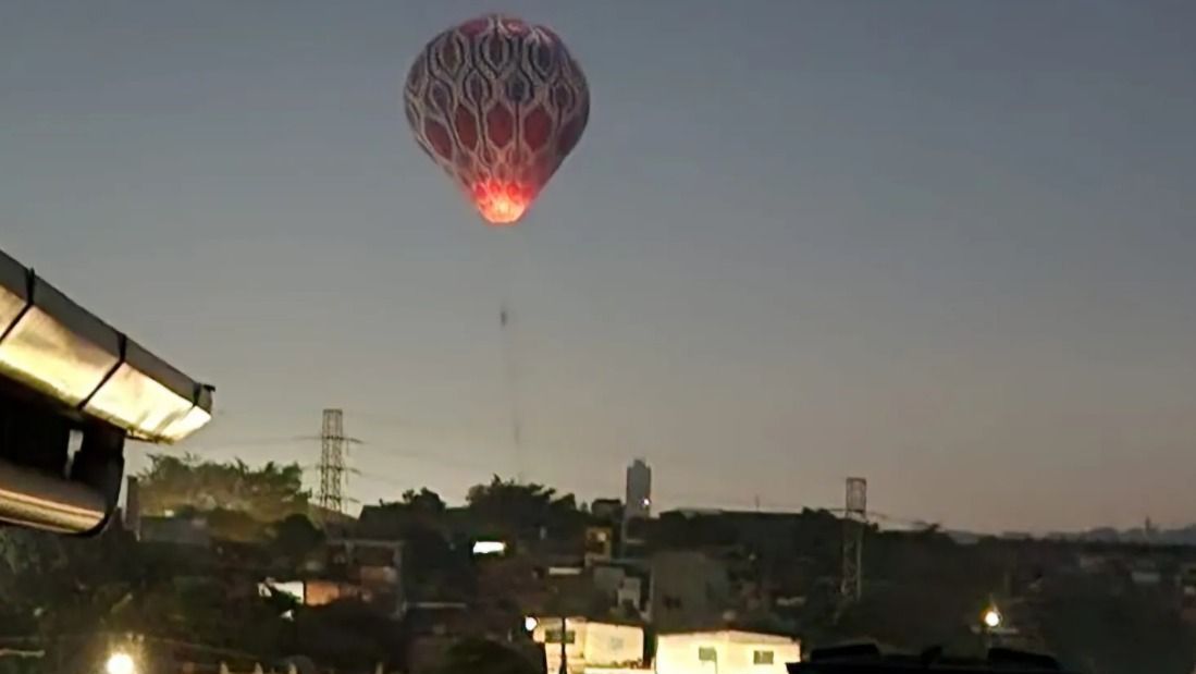 Grande balão cai e provoca incêndio na região leste de SP