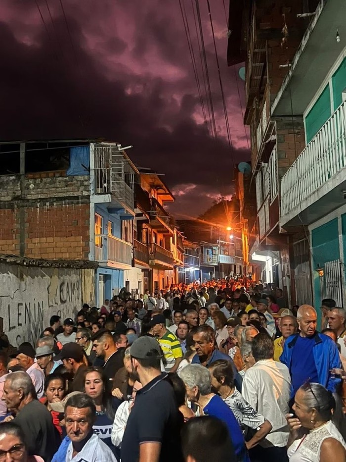 Mesmo com voto facultativo, venezuelanos fazem filas para votar.