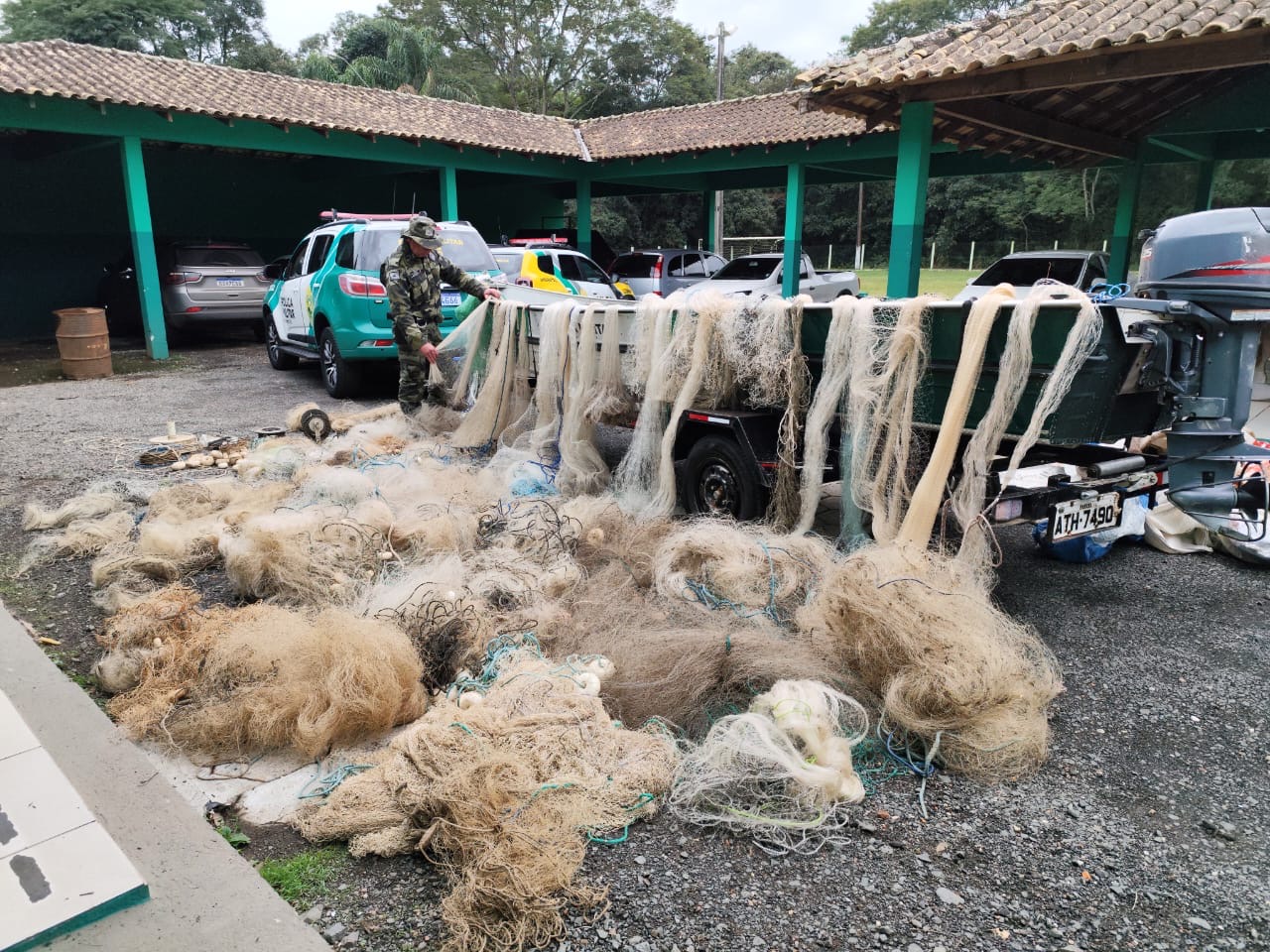 Polícia Ambiental realiza operação de apreensão de materiais de pesca ilegal no Rio Tibagi em Carambeí