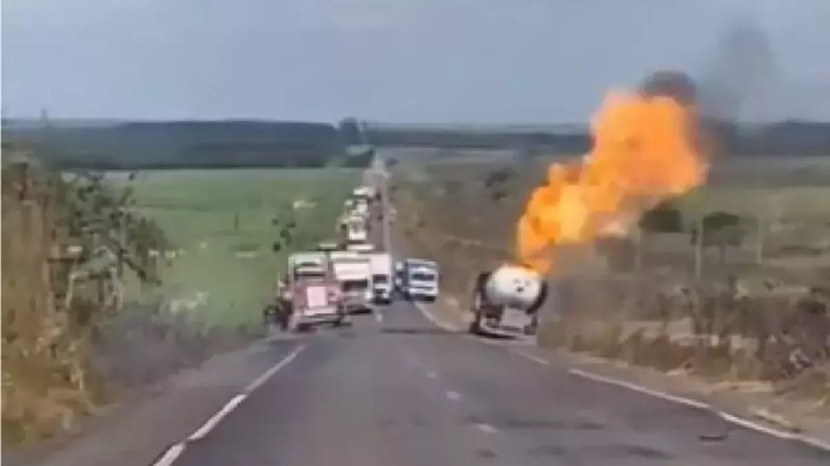 Vídeo: Caminhão-tanque explode em rodovia