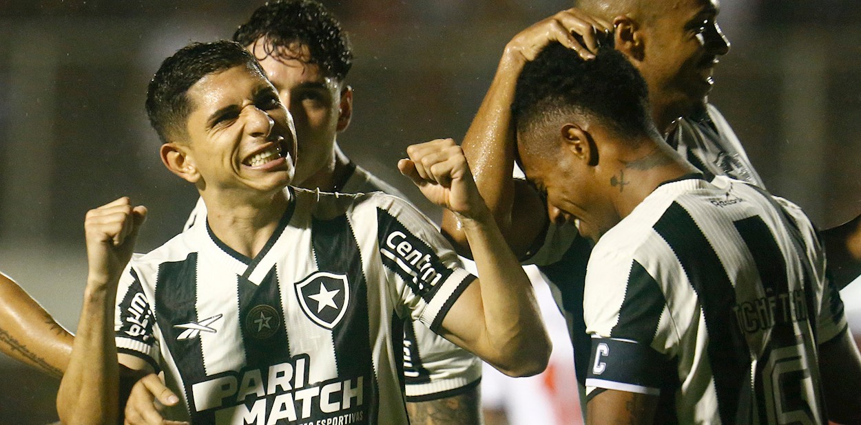 Botafogo vence fora de casa e assume a liderança do Brasileirão