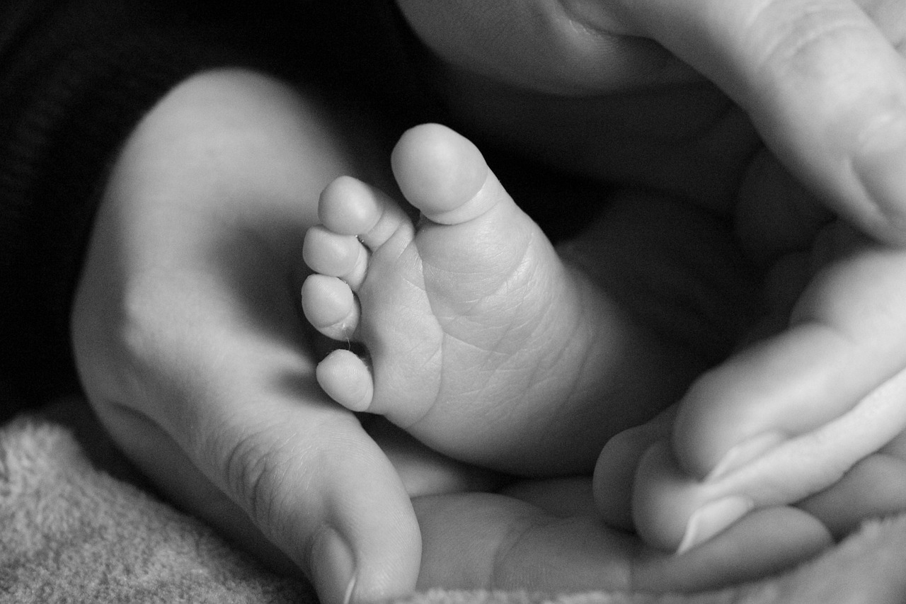 Bebê de 17 dias morre afogada com leite materno