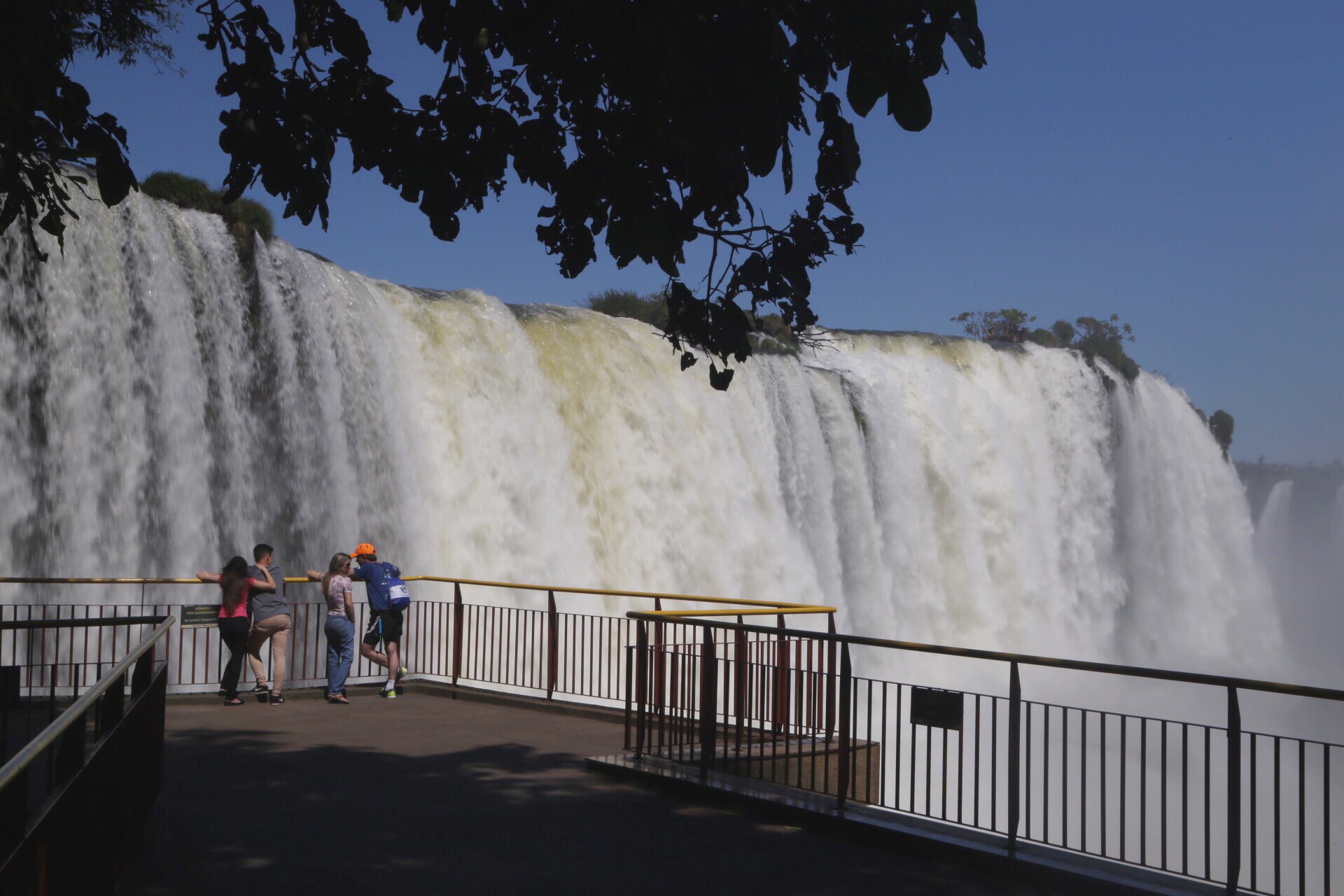 Cataratas do Iguaçu com volume de água cinco vezes acima do normal atraem turistas em Foz do Iguaçu