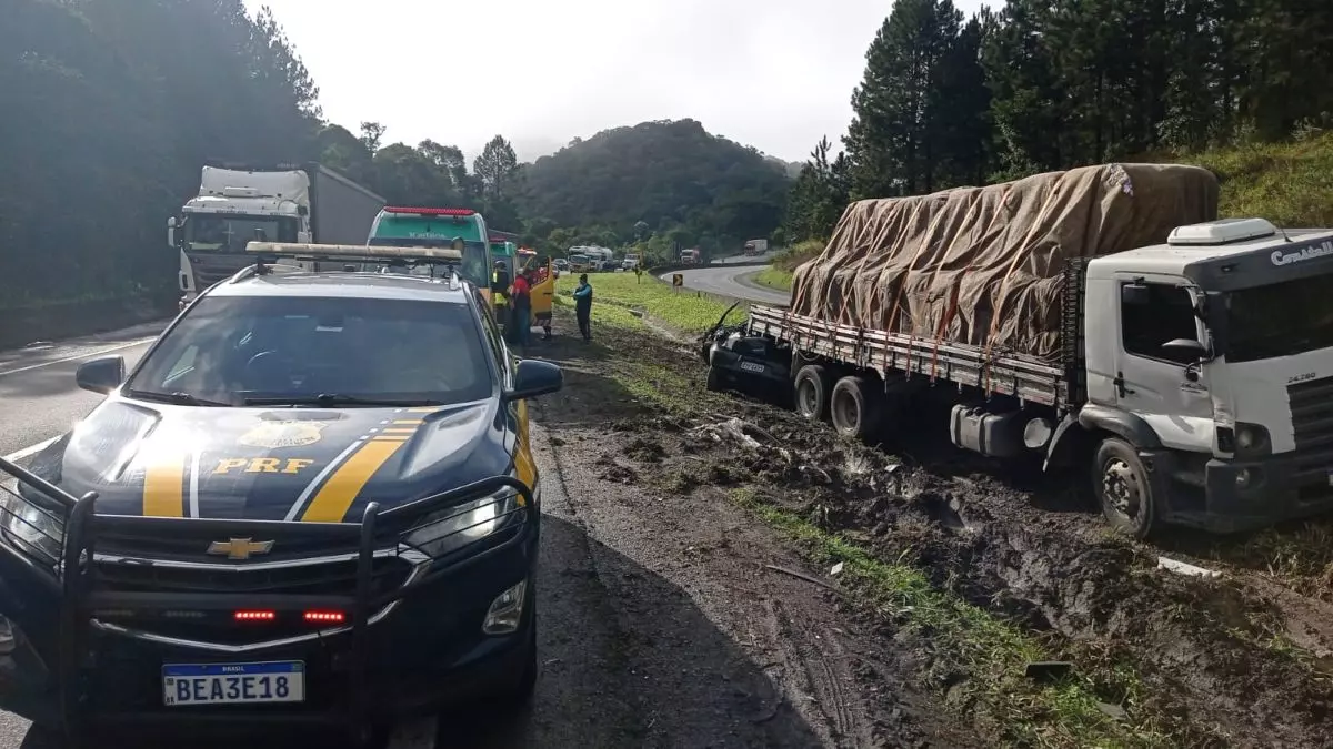 Condutor morre após bater em caminhão parado