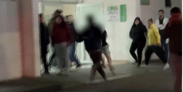 Vídeo: Pancadaria entre jovens é registrada em frente à UPA