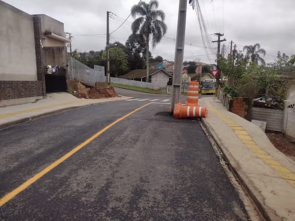 Copel inicia deslocamento de poste instalado no meio da rua após crítica de moradores