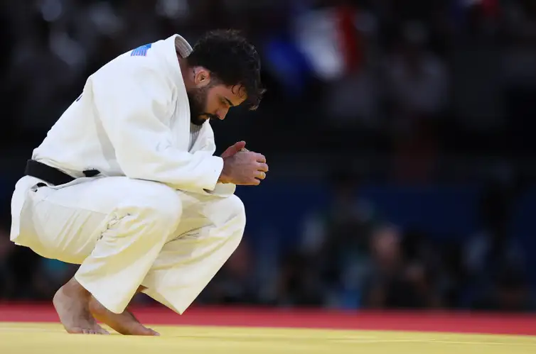 Judô: Rafael Macedo vence três lutas, mas deixa escapar o bronze em Paris