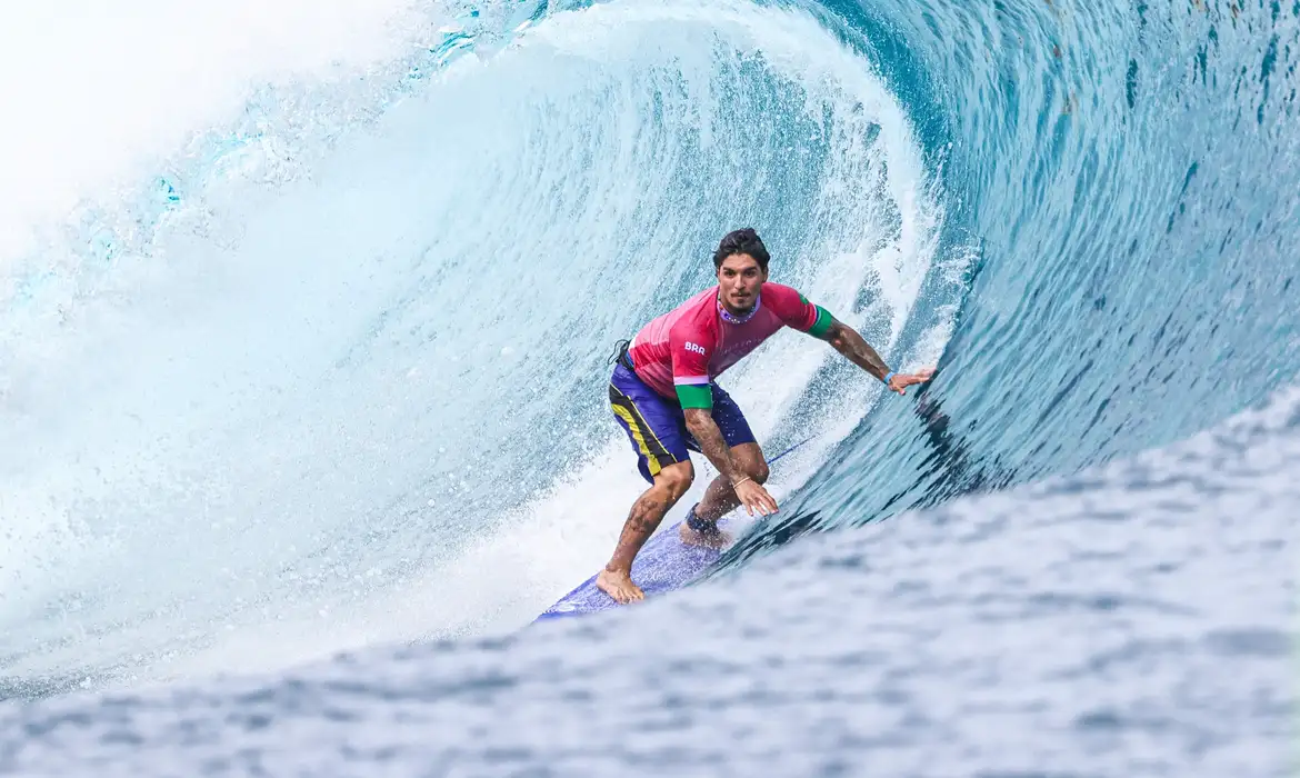 Gabriel Medina brilha e chega às quartas de final no surfe