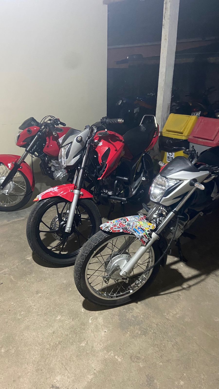 Polícia apreende motos e encaminha condutores à delegacia em Carambeí