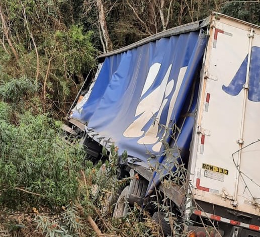 Motorista de 71 anos fica ferido após caminhão sair da pista e colidir em árvore na PRC-373