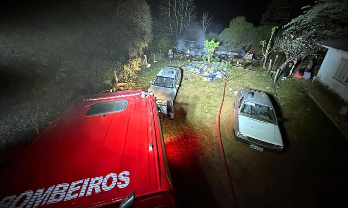 Casa é destruída pelo fogo durante incêndio  