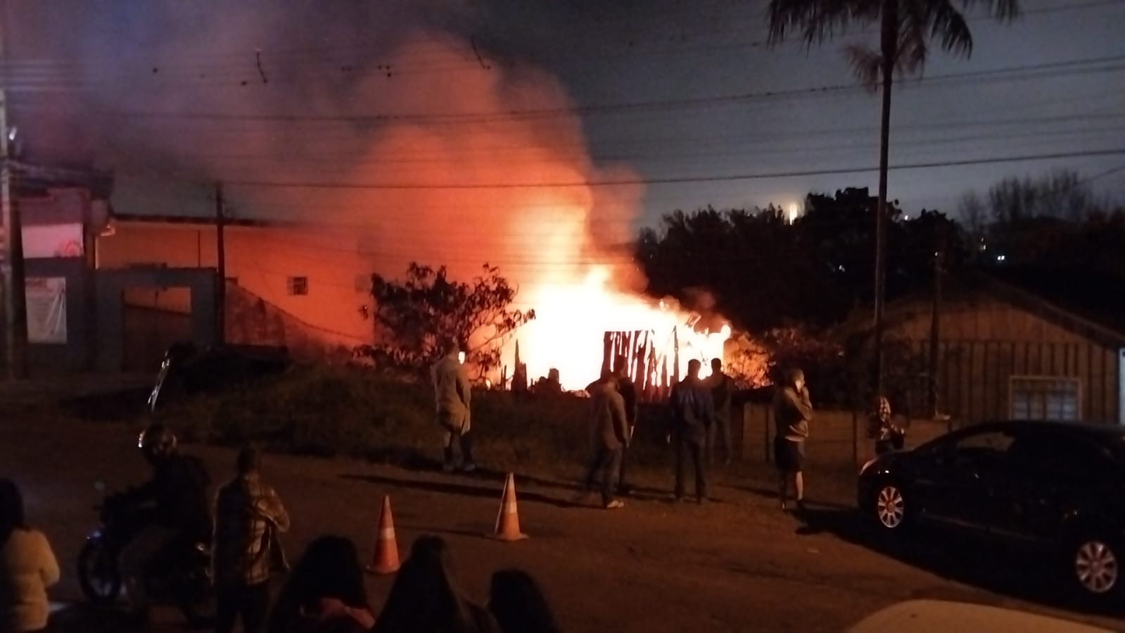 Casa fica destruída após pegar fogo em PG