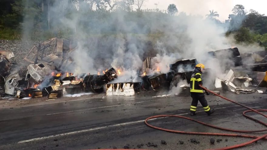 Incêndio destrói veículos e pelo menos três pessoas morrem na BR-376