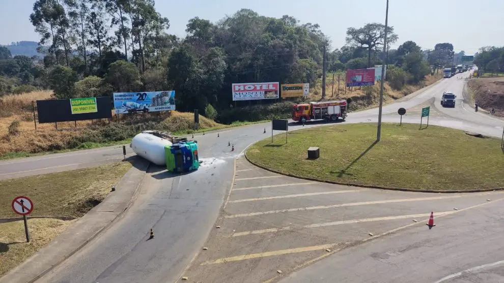 Tombamento de caminhão interdita rodovia da região