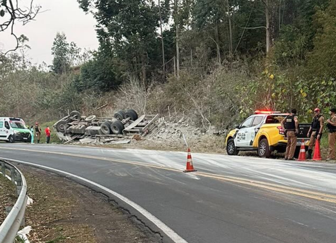 Motorista de 39 anos morre ao tombar caminhão em rodovia do PR