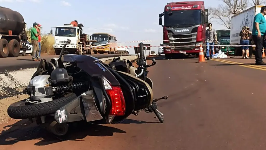 Motociclista morre após bater de frente com carreta na PR-317