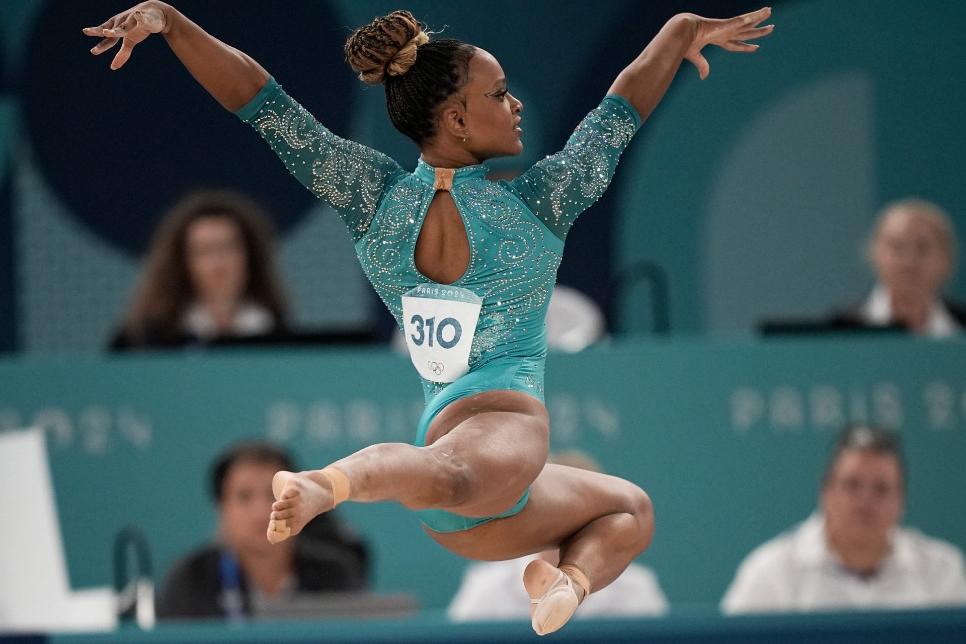 Na “última dança”, Rebeca Andrade é ouro no solo e se isola como maior medalhista do Brasil em Jogos Olímpicos