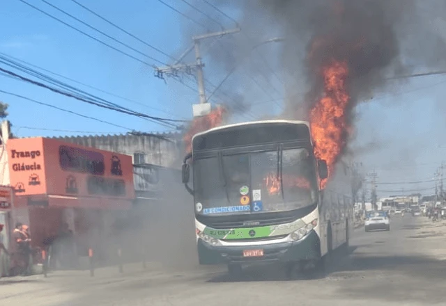 URGENTE: Bandidos sequestram ônibus e trocam tiros com PM’s durante operação policial