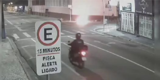 Vídeo: motocicleta pega fogo após grave acidente em PG