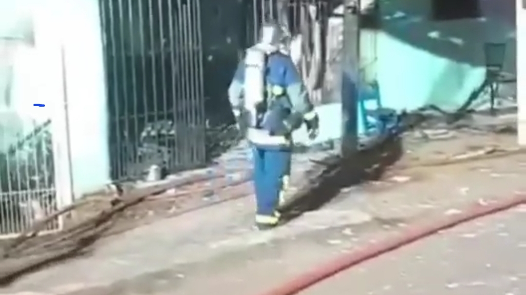 Vídeo: Casa com oito pessoas é destruída pelo fogo