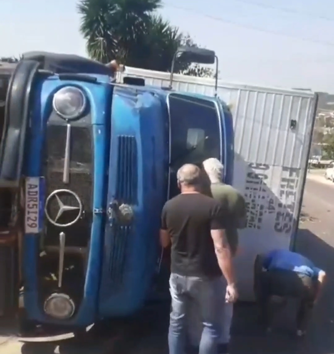 URGENTE: Caminhão não vence subida e tomba em Ponta Grossa