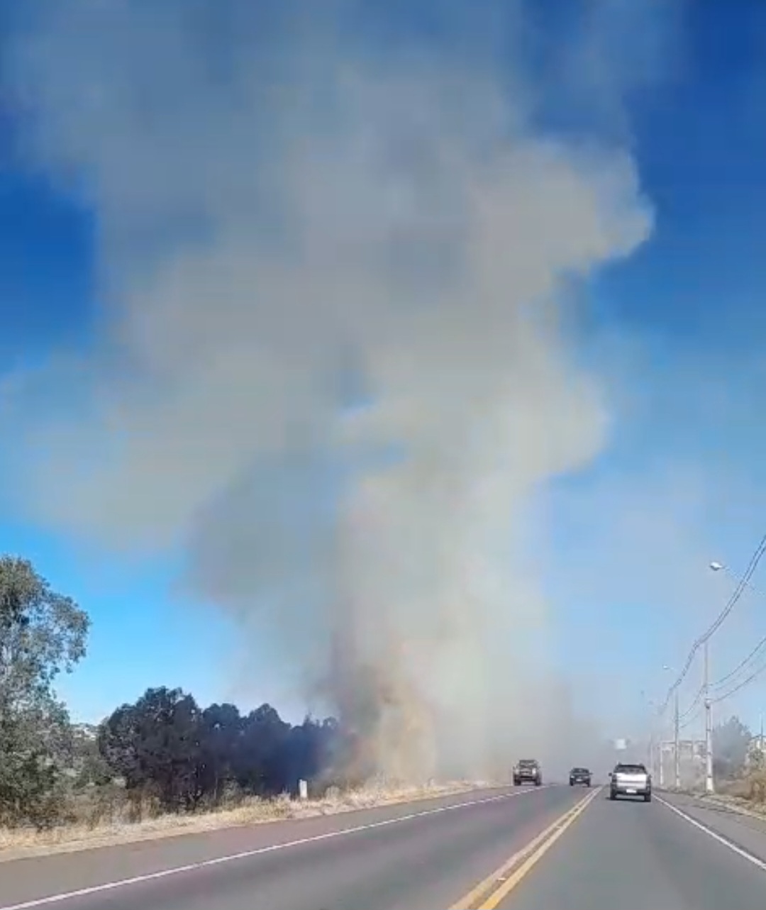 Vídeo: Motoristas de PG se arriscam em meio a fumaça de incêndio