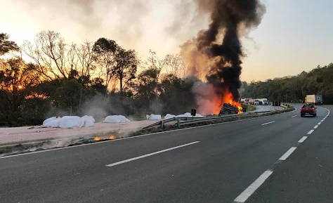 Caminhão tomba e incendeia na BR-376