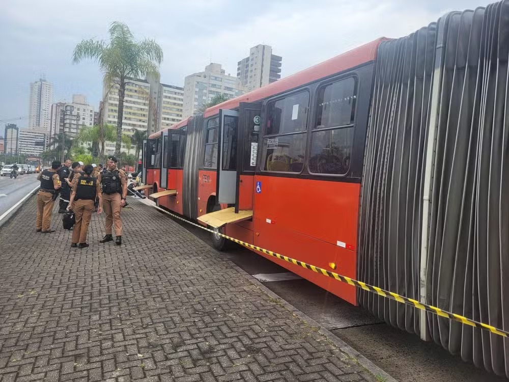 Jovem morre após ser esfaqueado dentro de ônibus