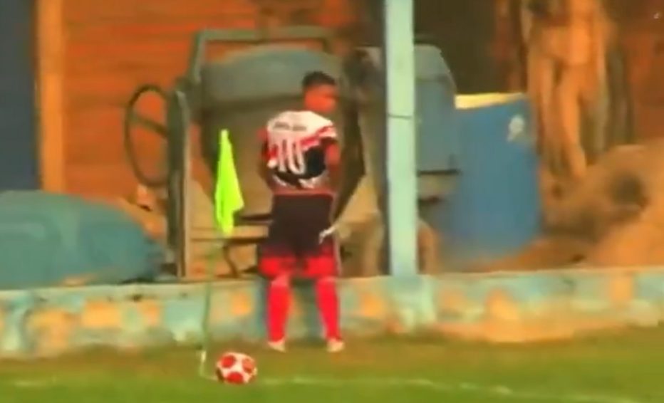 Jogador é expulso após urinar em campo de futebol durante jogo