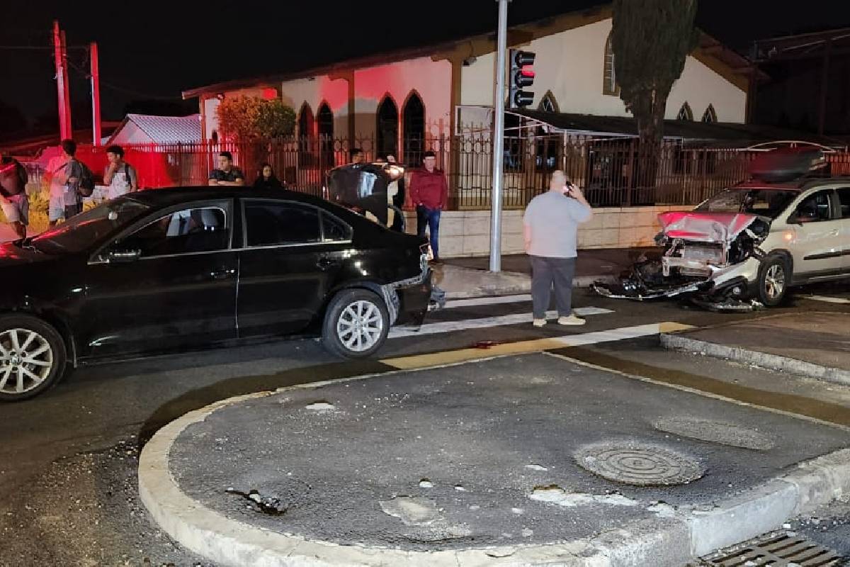 Motorista embriagada é presa após bater em carro parado