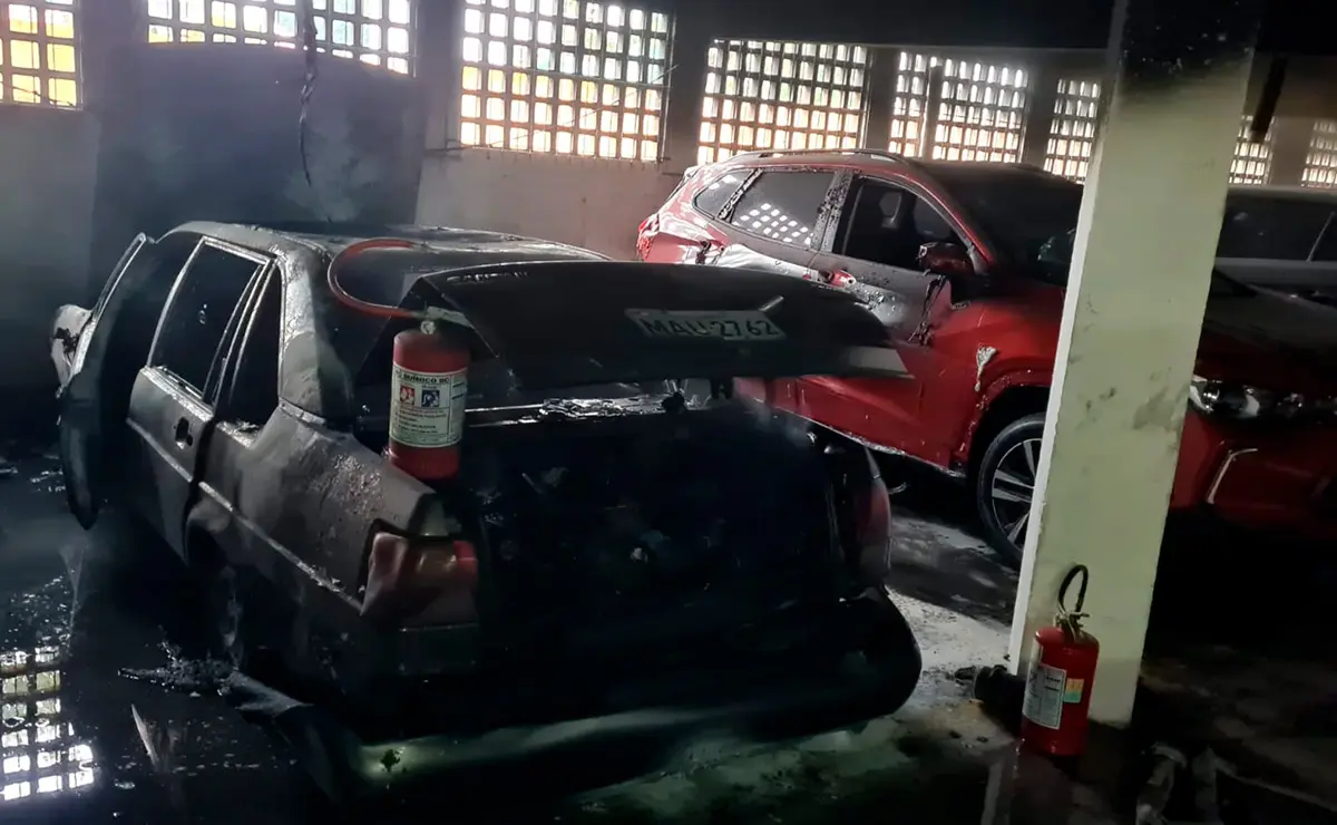 Carro explode dentro de garagem de prédio e três pessoas ficam feridas