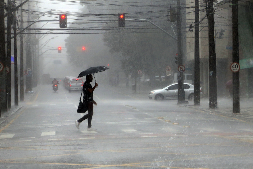 Inmet lança alerta para tempestades em mais de 200 cidades do PR