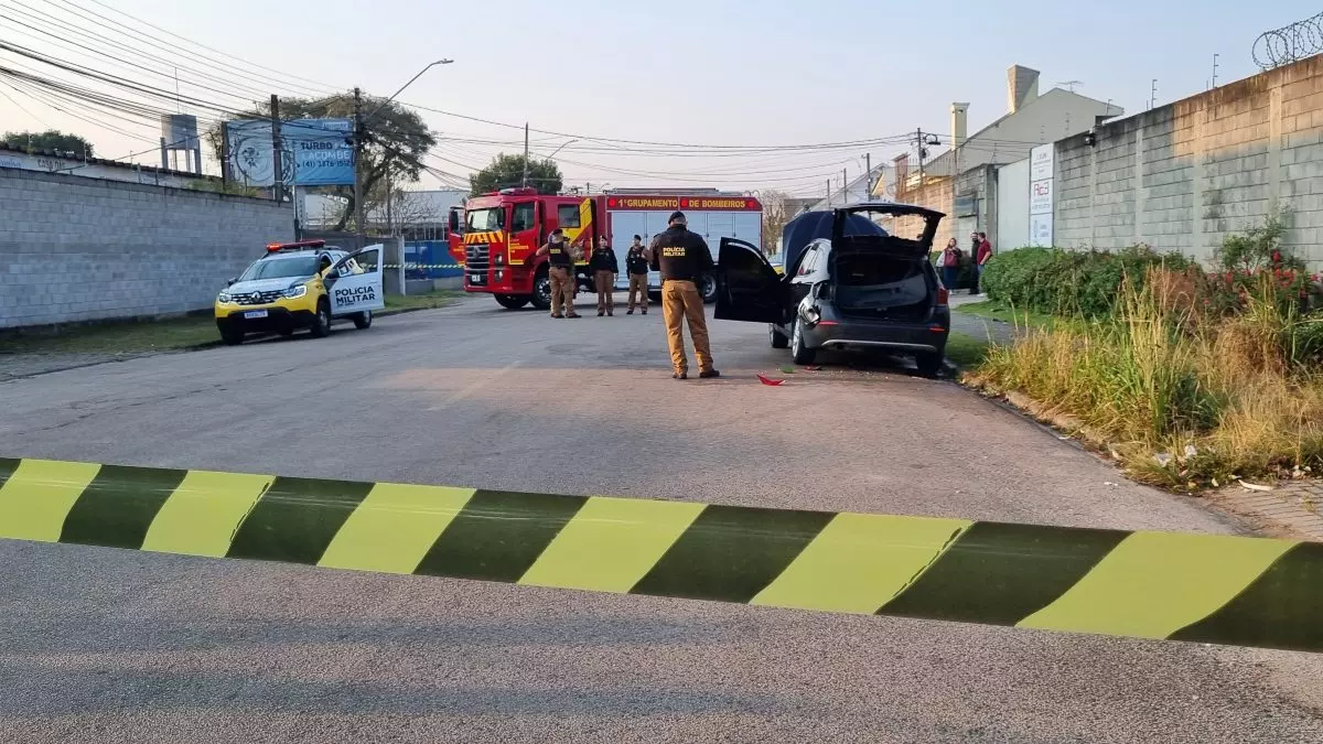 Corpo carbonizado é encontrado dentro de carro de luxo