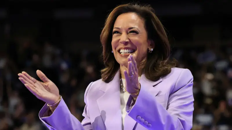 Eleições nos EUA: Convenção democrata confirmará hoje a candidatura de Kamala