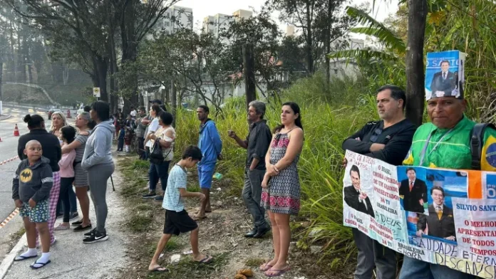 Vídeo: filhas de Silvio Santos agradecem presença de fãs no cemitério