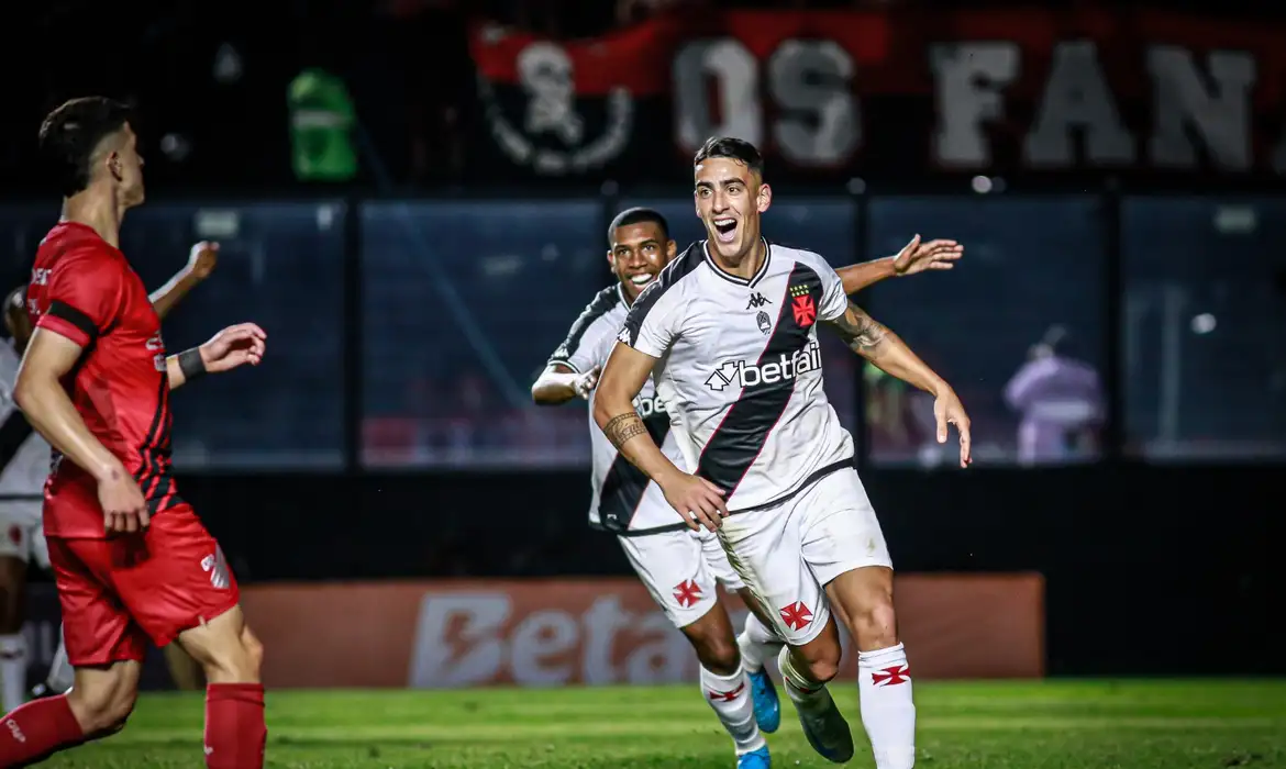 Vasco sai na frente do Athletico por vaga na semi