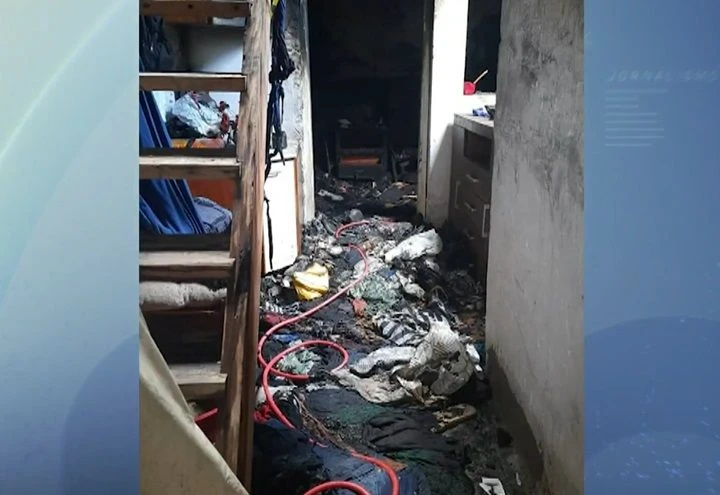 Homem morre carbonizado após esfaquear ex-mulher e atear fogo na própria casa