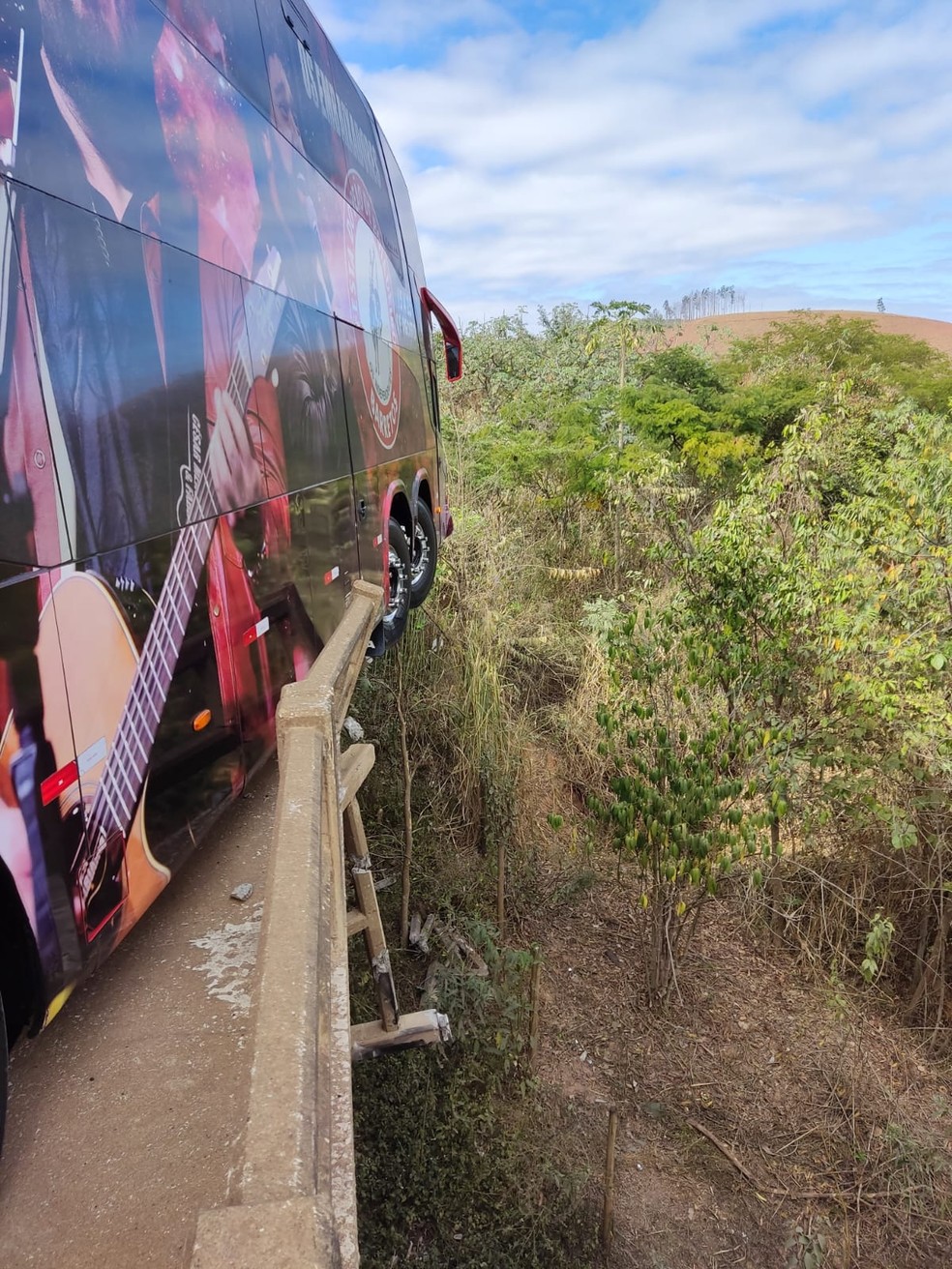 Ônibus de dupla sertaneja se envolve em acidente sobre ponte em MG