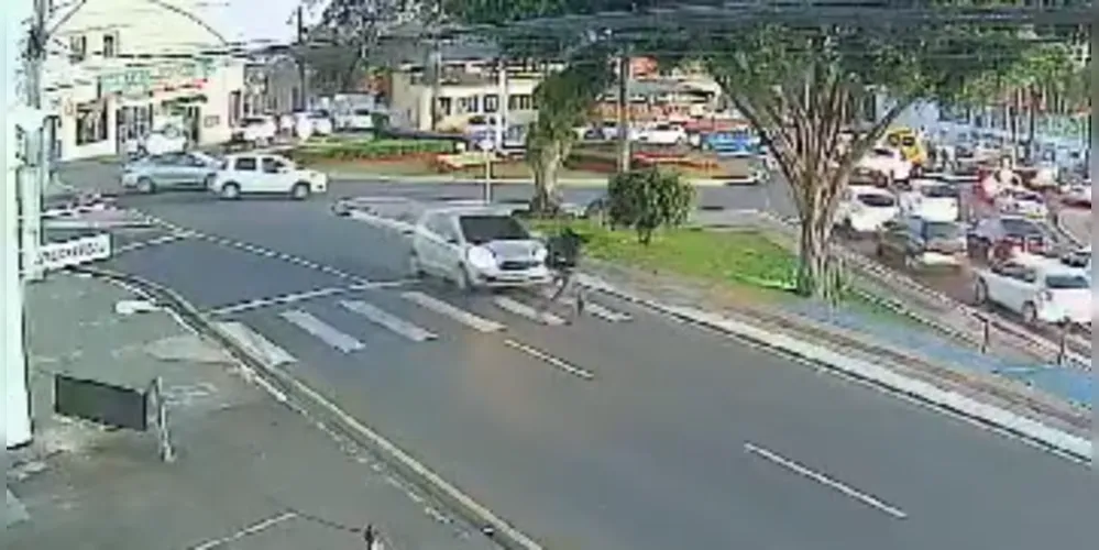 Vídeo: Câmera flagra homem sendo atropelado em PG